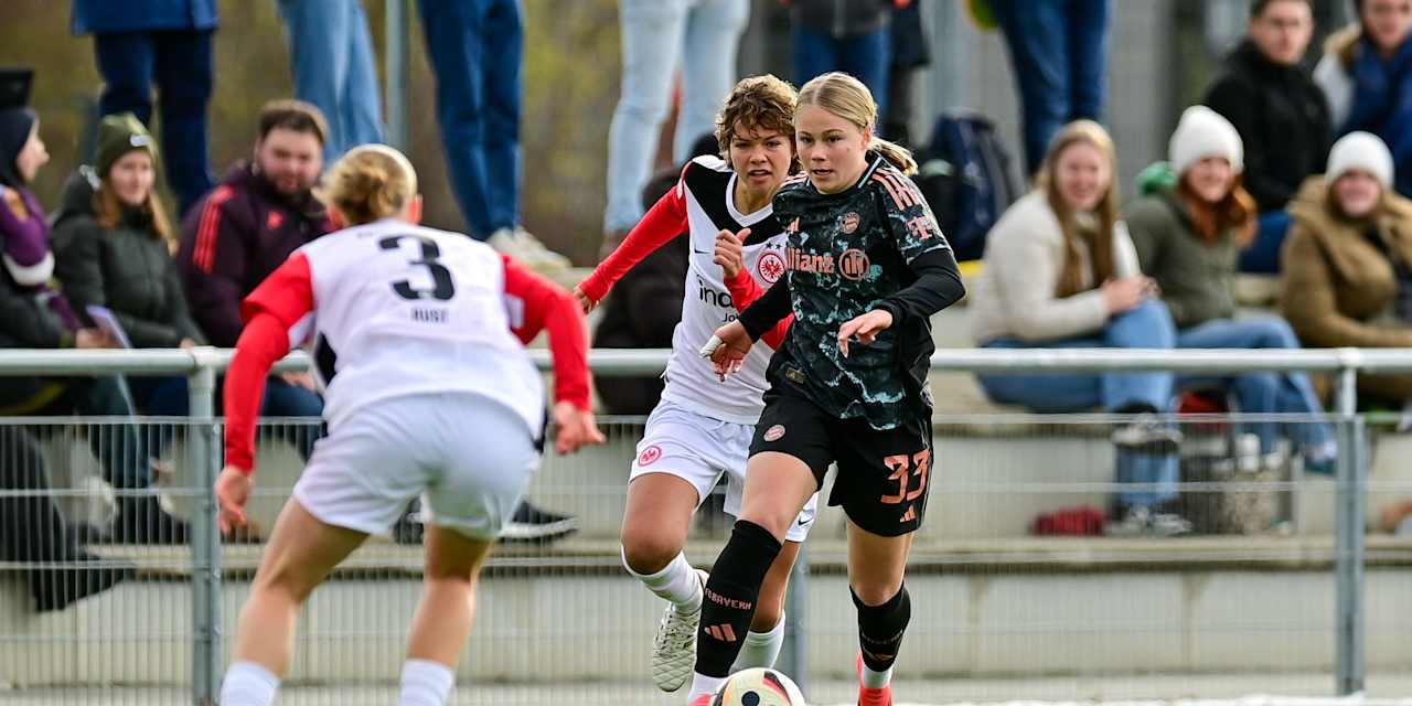 Greta Hünten mit dem Ball am Fuß im Spiel gegen Eintracht Frankfurt II.