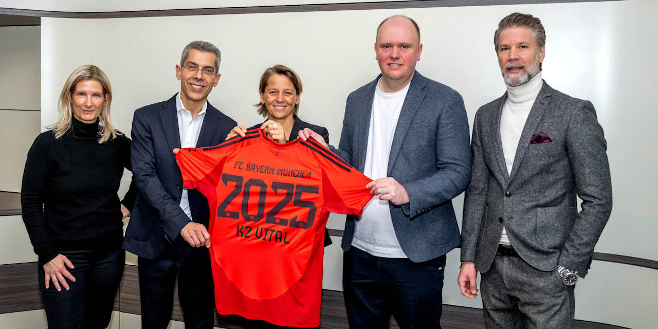 Bettina Bendig, Michael Diederich, Bianca Rech, Thies Ripcke und Dominik Mattern verkünden die neue Partnerschaft zwischen den FC Bayern Frauen und Balchem.