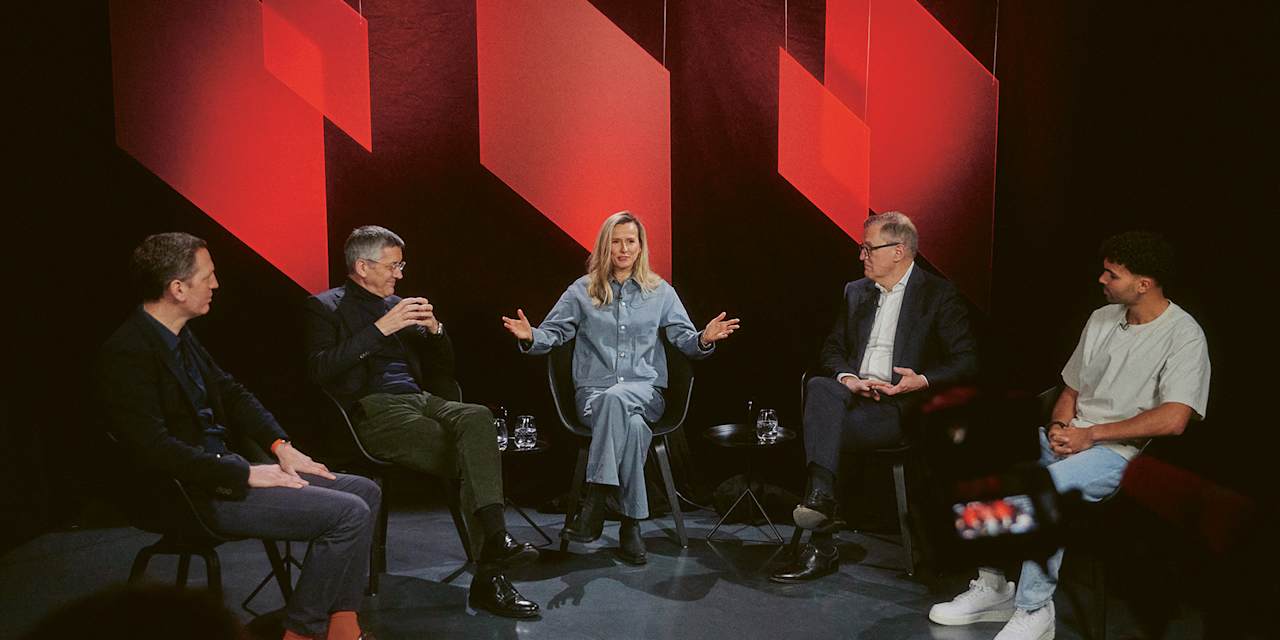 Herbert Hainer (2nd l.) and Jan-Christian Dreesen (2nd r.) during a discussion on Bayern's future.