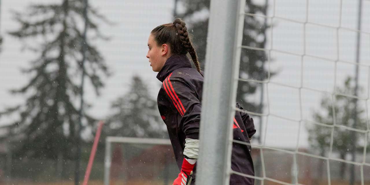 Torhüterin Ena Mahmutovic im Training der FC Bayern Frauen beim Warm-Up im Tor.