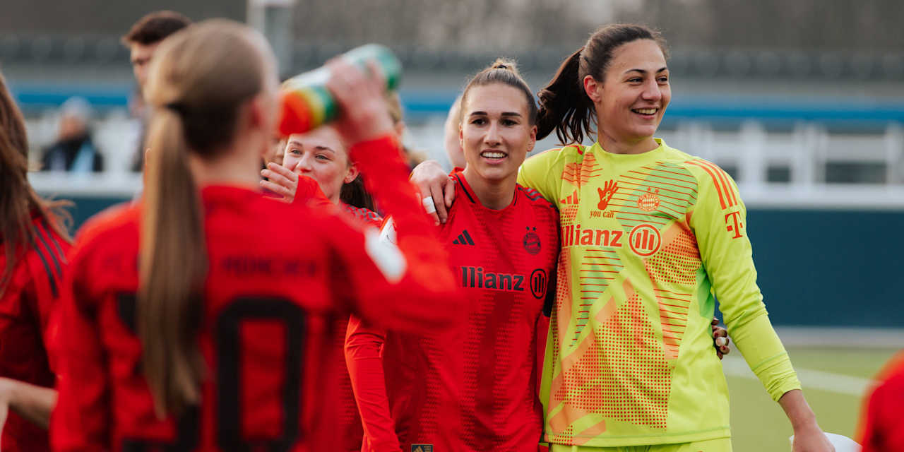 Mala Grohs und Jana Kappes lächelnd Arm in Arm nach dem Sieg gegen den VfL Bochum.