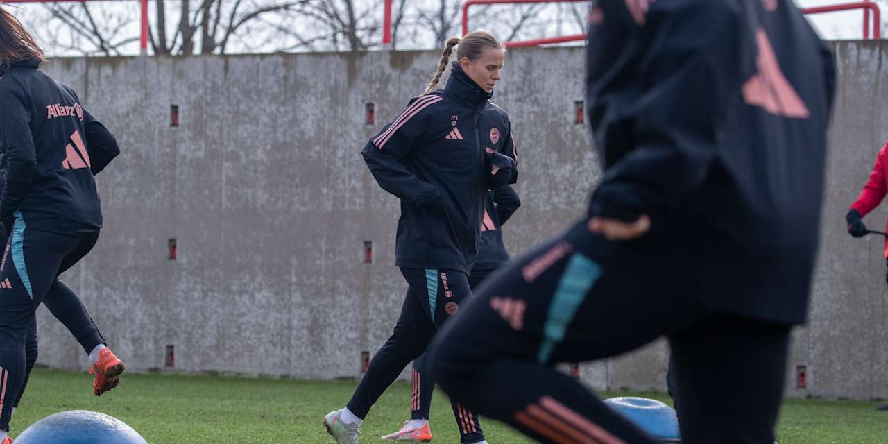 Klara Bühl läuft sich auf dem Trainingsplatz warm.