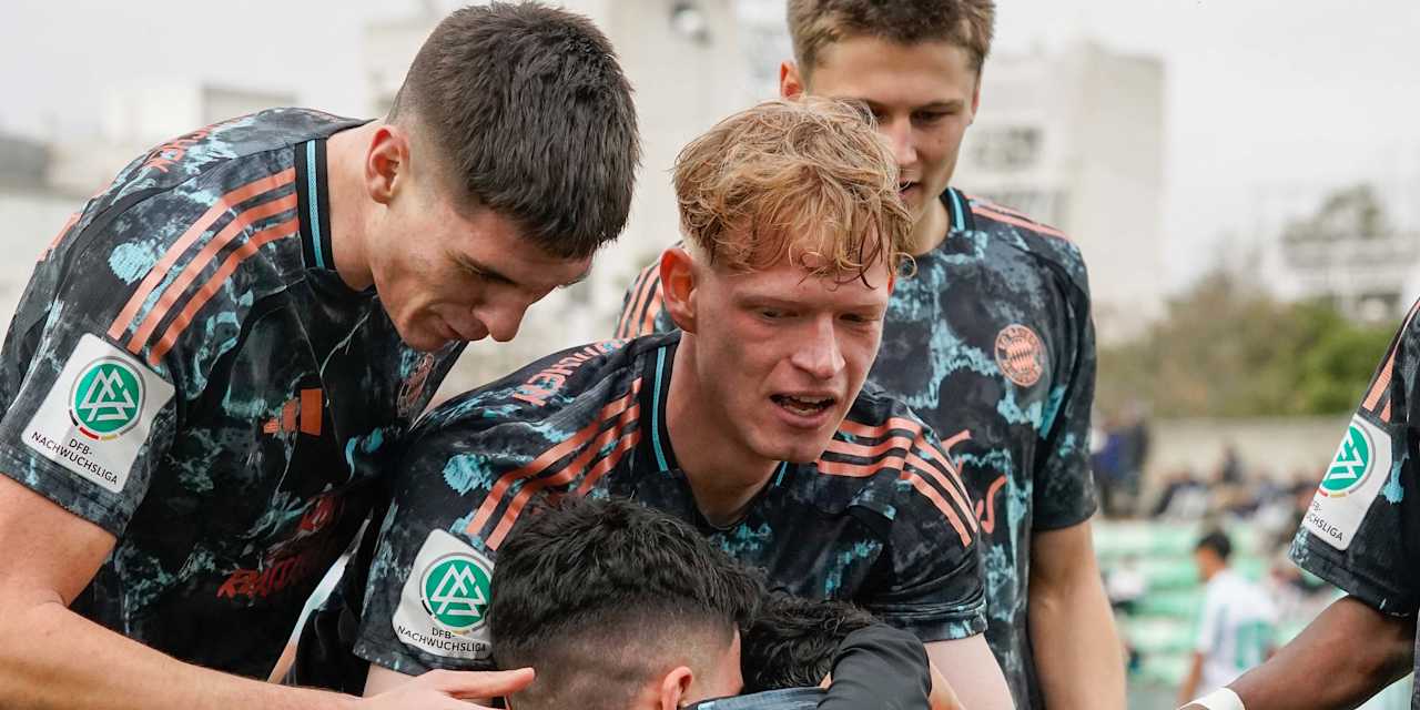 Die U19 jubelt im Spiel gegen Betis Sevilla.