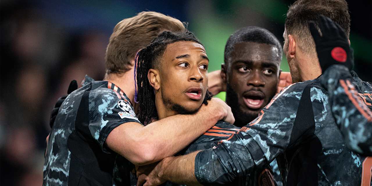 Michael Olise wird von seinem Teamkollegen umarmt nach seinem 1:0 im Champions League-Spiel des FC Bayern bei Celtic Glasgow