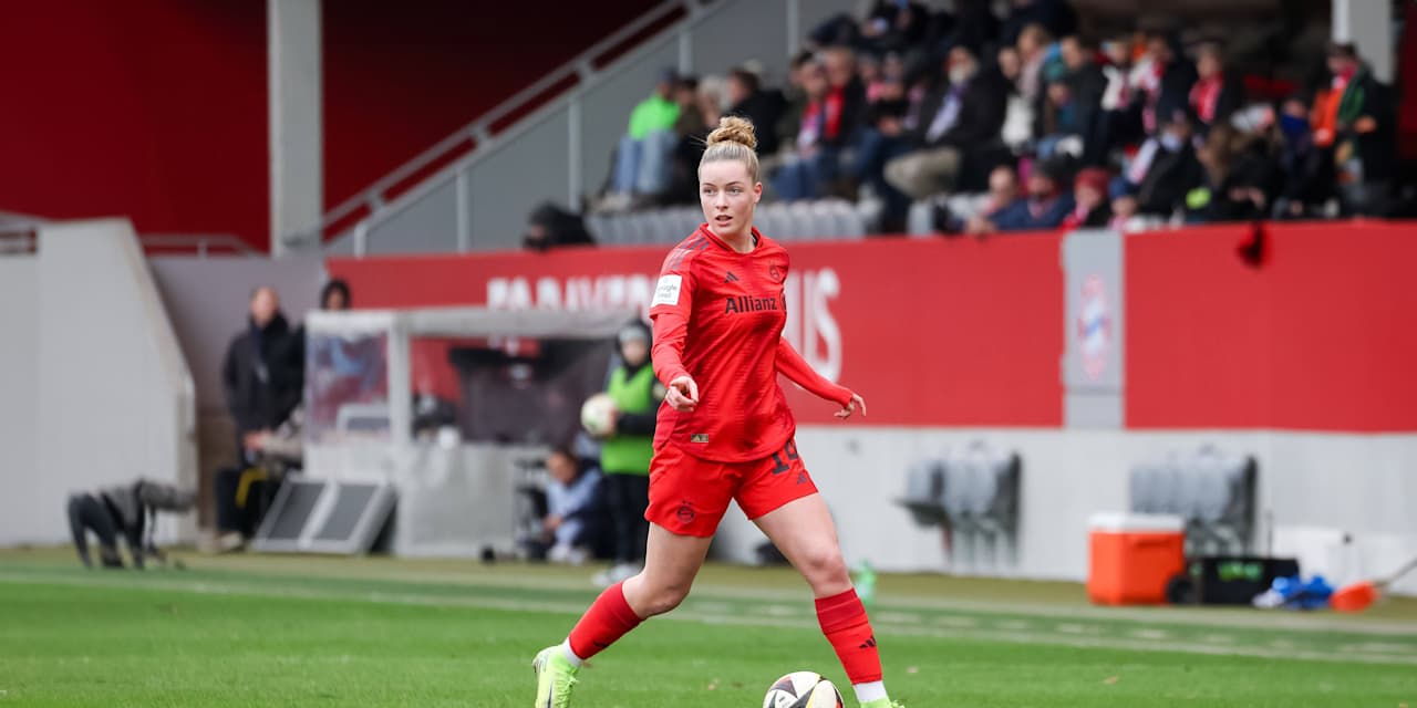 Alara mit dem Ball am Fuß während eines Heimspiels am FC Bayern Campus.
