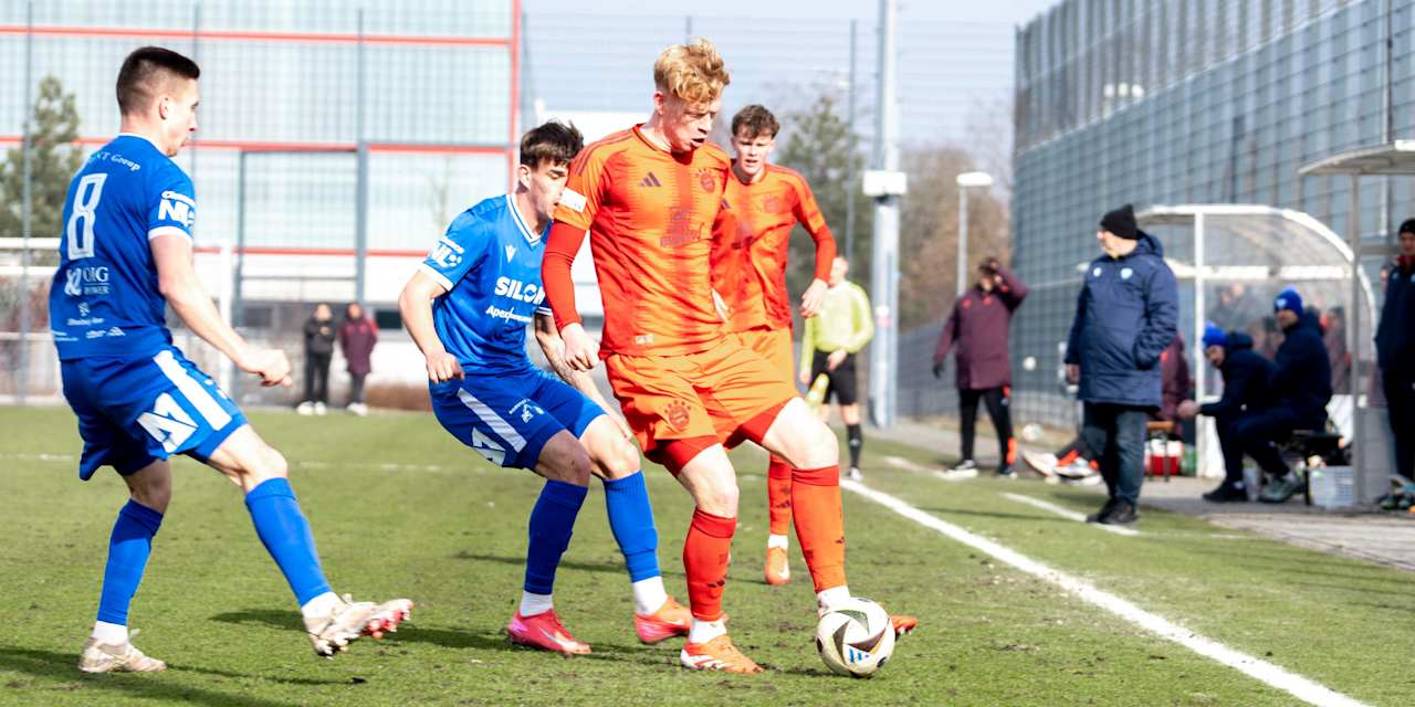Lennard Becker von den FC Bayern Amateuren im Zweikampf.