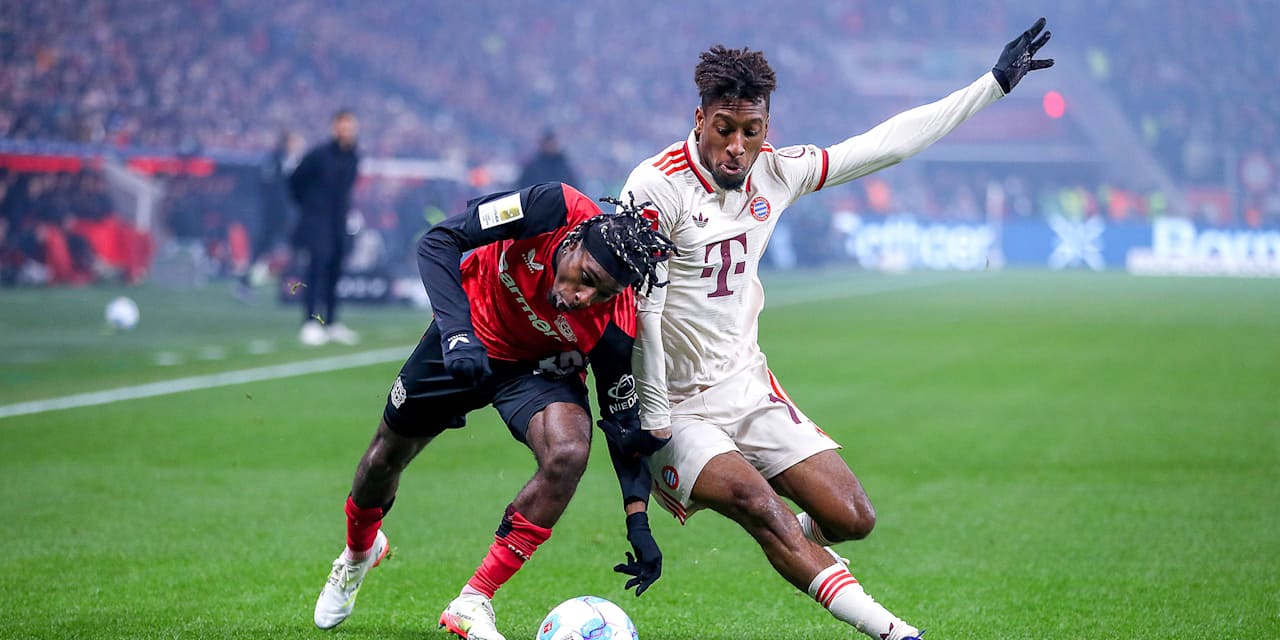 Kingsley Coman im Zweikampf mit Jeremy Frimpong im  Bundesliga-Spiel des FC Bayern in Leverkusen.