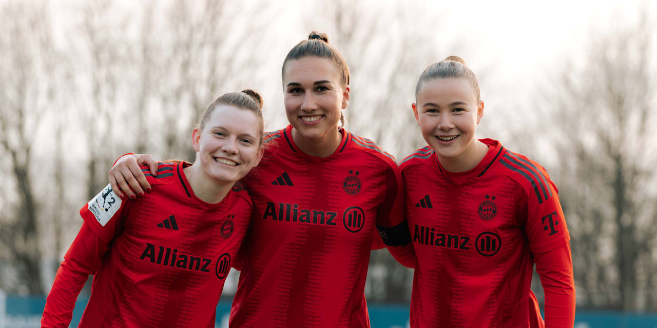 Sarah Ernst, Jana Kappes und Celina Senftl lächelnd Arm in Arm nach dem Sieg gegen den VfL Bochum.