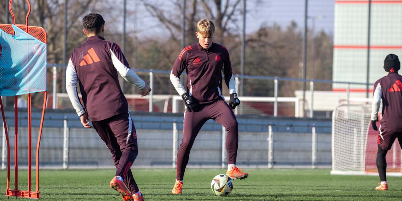 FCB-Amateure-Spieler Samuel Unsöld mit dem Ball am Fuß im Training vor dem Topspiel gegen Schweinfurt.