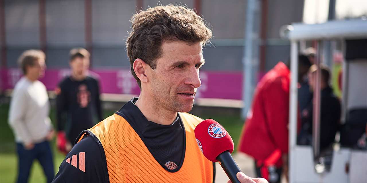 Thomas Müller gibt ein Interview am Trainingsplatz des FC Bayern