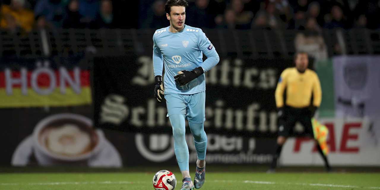 Der Torwart Lukas Schneller, der zur Leihe beim 1. FC Schweinfurt 05 ist, im Tor der Unterfranken beim Spiel gegen Schwaben Augsburg.