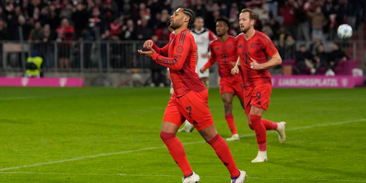 Serge Gnabry jubelt im roten Heimtrikot mit Mannschaftskollegen