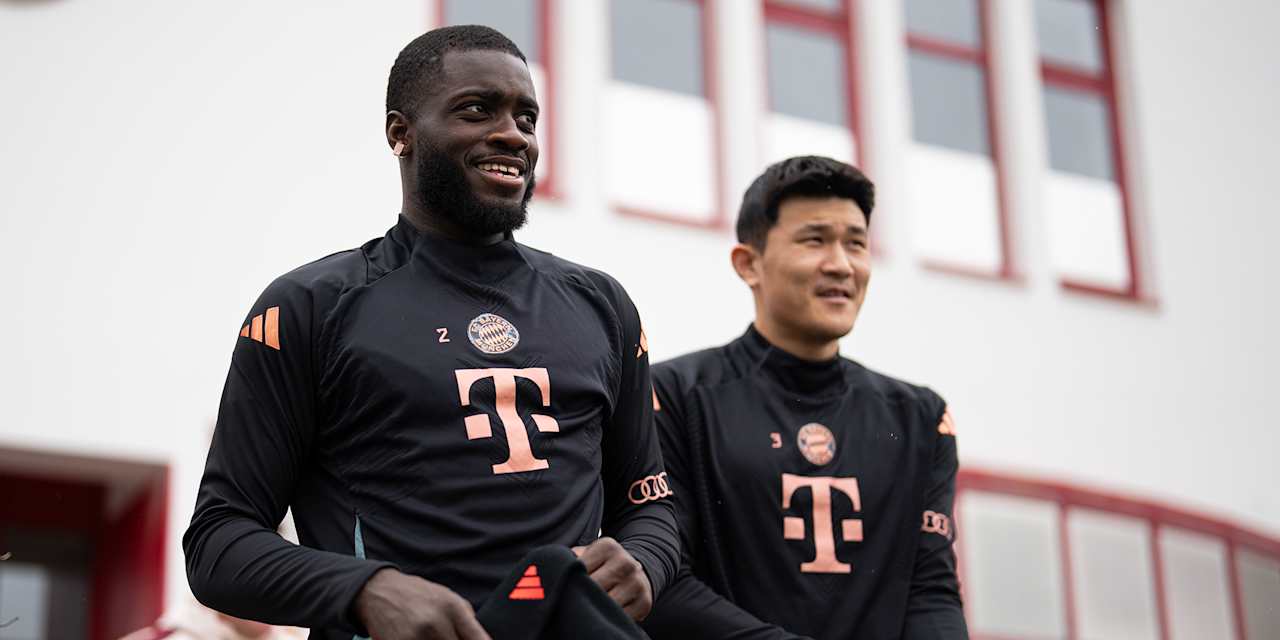 Dayot Upamecano und Minjae Kim kommen aus der Kabine des FC Bayern