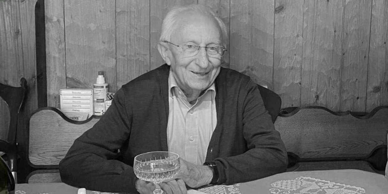 Josef Hübl am Tisch