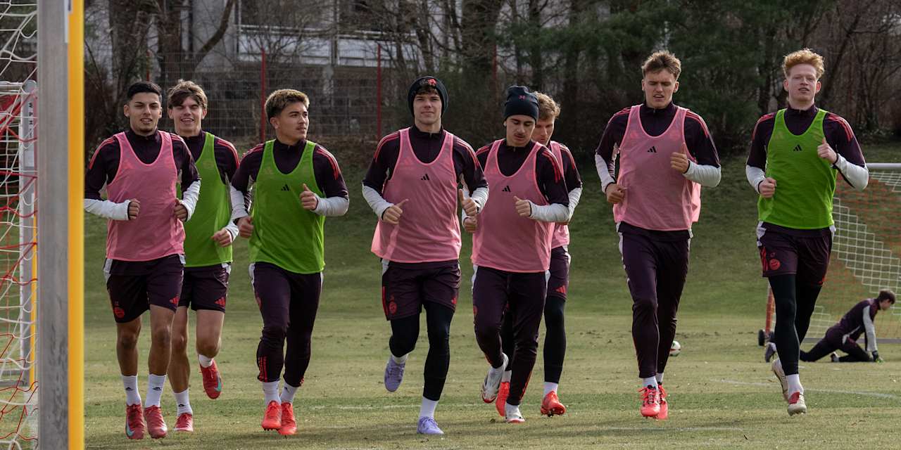 Die FCB-Amateure während einer Trainingseinheit an der Säbener Straße.