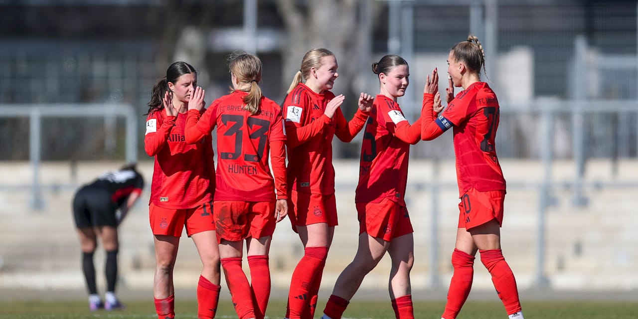 Die FCB-Frauen II bejubeln einen Treffer gegen Eintracht Frankfurt II.