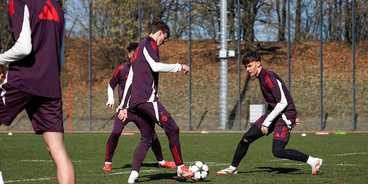 Louis Richter hat im Training der FCB-U19 den Blick auf den Ball gerichtet.