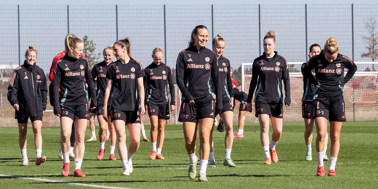Die Mannschaft der FC Bayern Frauen im Training.