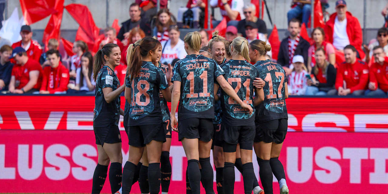 FC Bayern Women celebrate together during the match against 1. FC Köln.