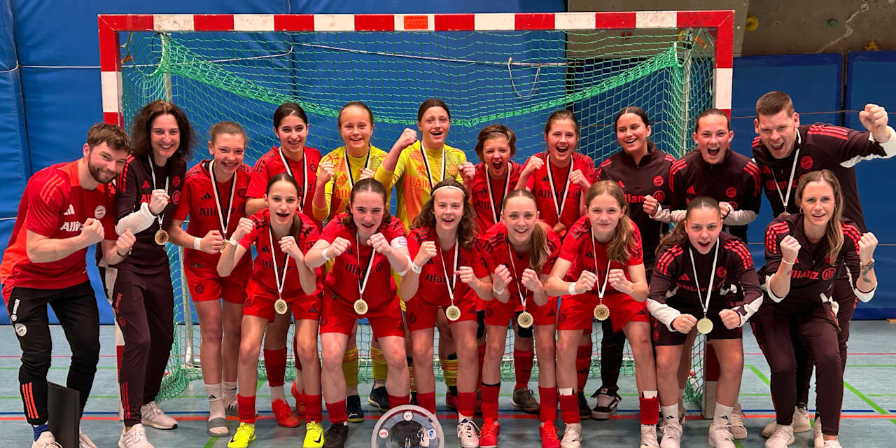 U15 Juniorinnen des FC Bayern feiern ihre erste Süddeutsche Hallenmeisterschaft.