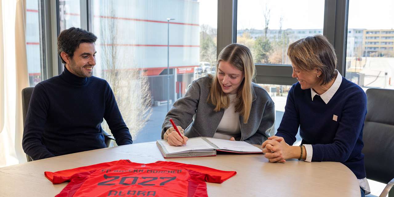 Alara Şehitler bei der Vertragsverlängerung gemeinsam Francisco De Sá Fardilha und Bianca Rech sitzend an einem Tisch.