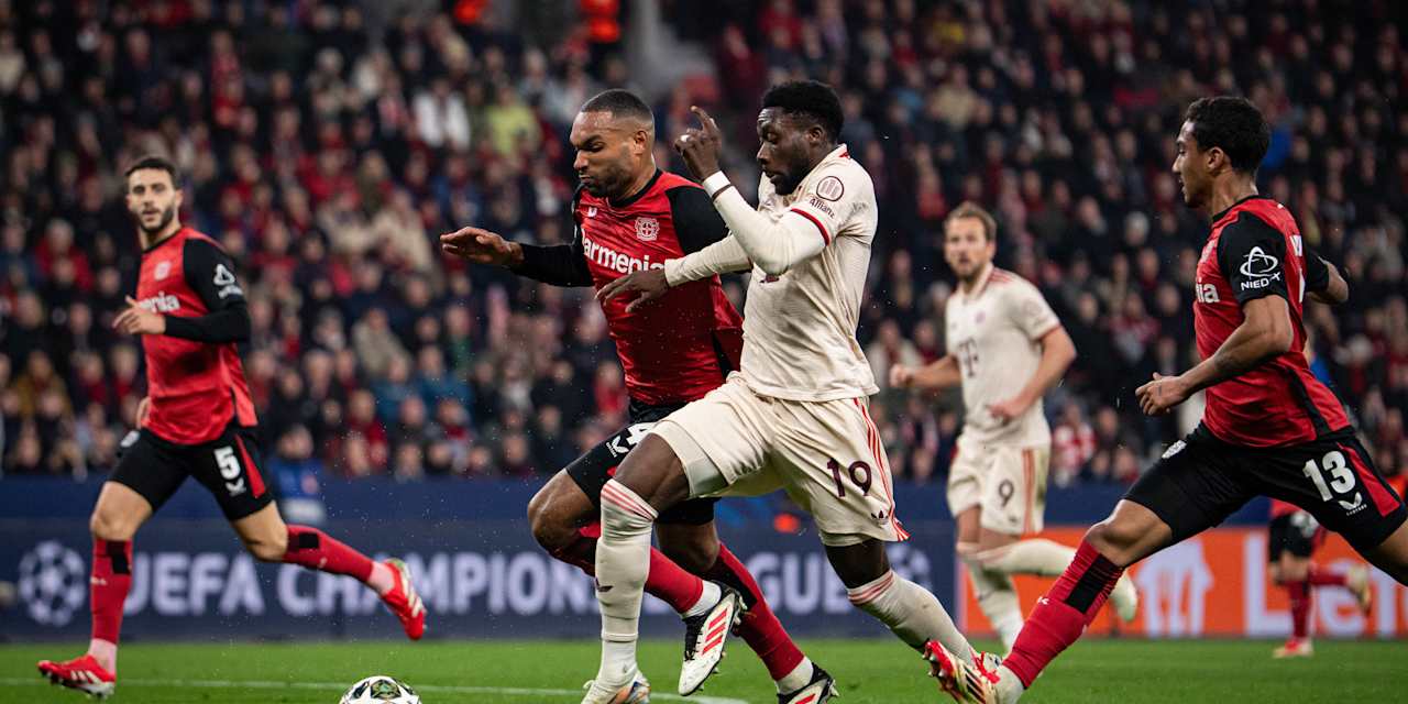 Alphonso Davies im Zweikampf mit Jonathan Tah bei Bayer 04 Leverkusen gegen FC Bayern