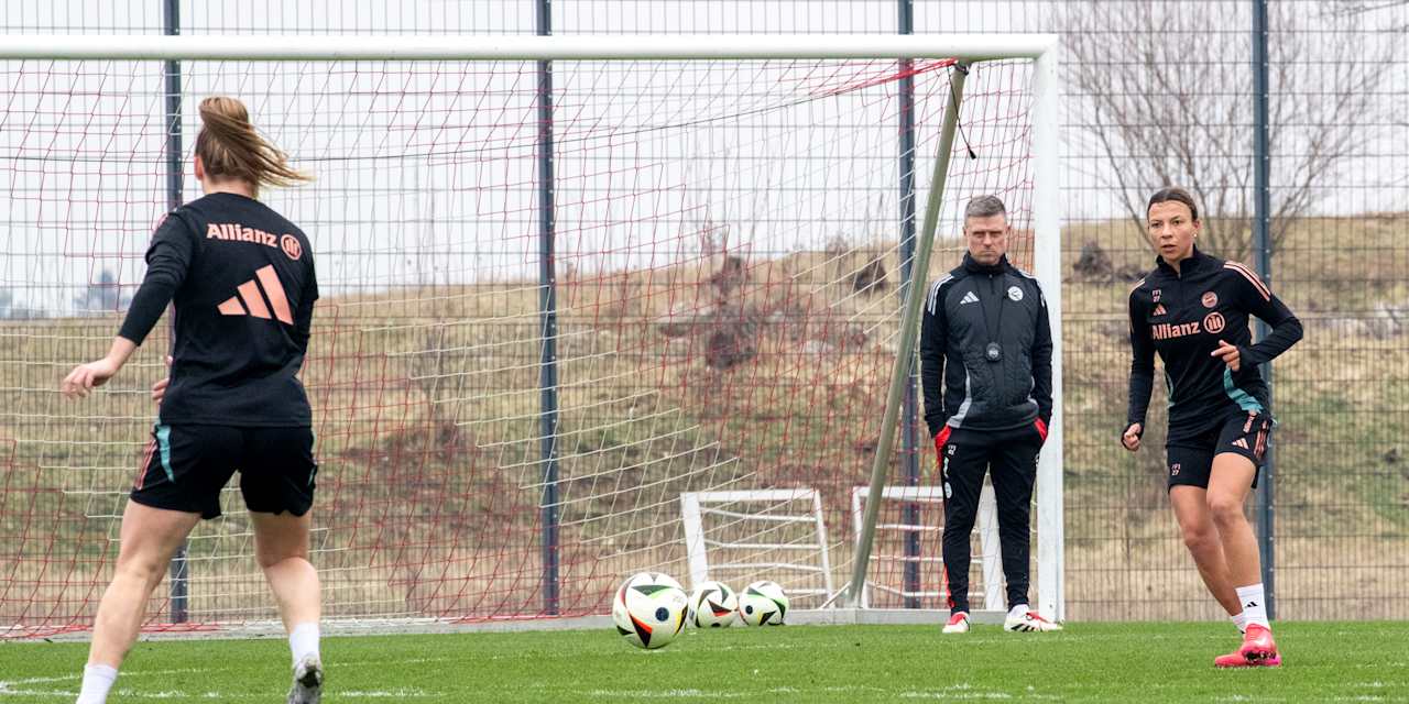Arianna Caruso of FC Bayern Women with head coach Alexander Straus in training