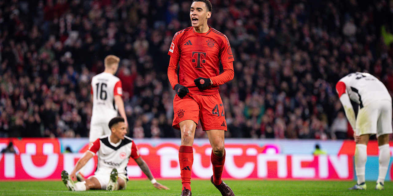Jamal Musiala jubelt, nachdem er das FC Bayern Tor des Monats Februar 2025 erzielt hat.