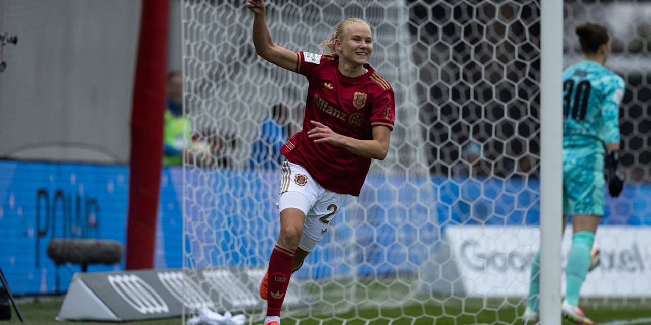Pernille Harder jubelt im Heimspiel der FC Bayern Frauen gegen den VfL Wolfsburg.