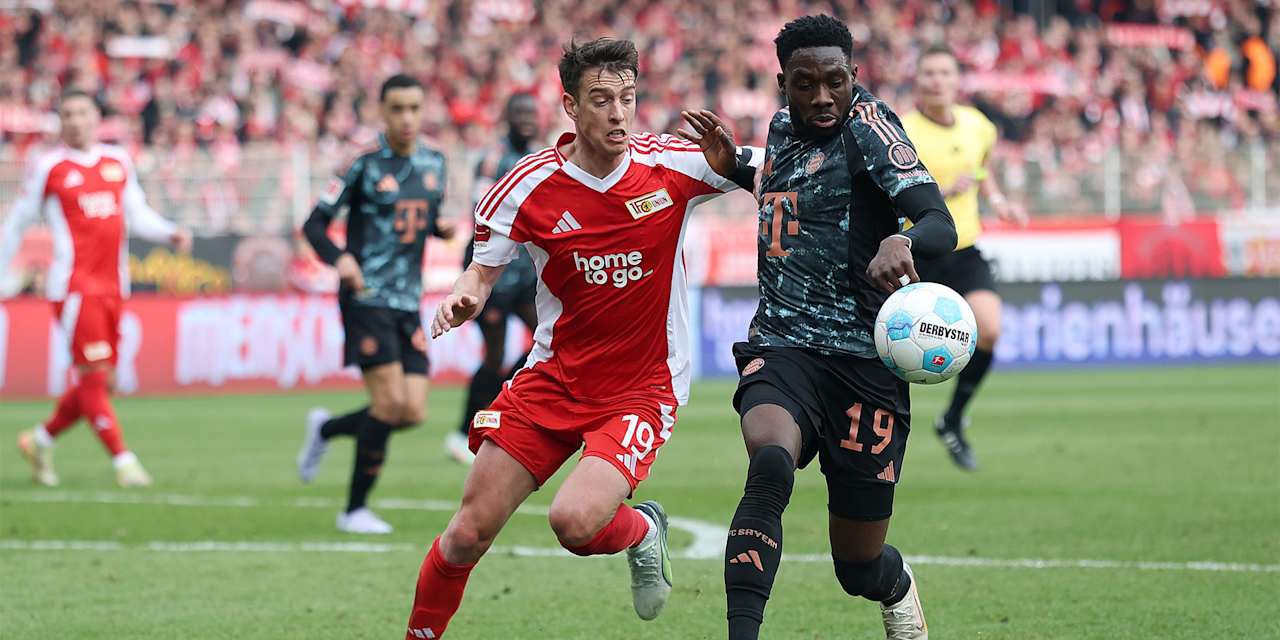 Alphonso Davies (FC Bayern) im Kampf um den Ball mit Union Berlins Jannik Haberer