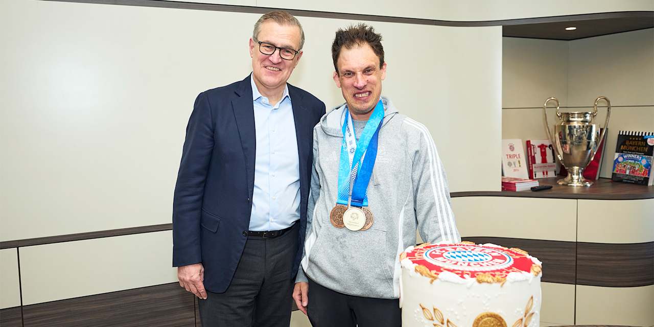 FC Bayern-CEO Dreesen mit Special Olympics-Sieger Georg Emmerdinger