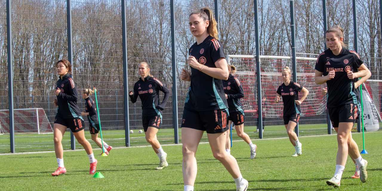 Sarah Zadrazil läuft sich auf dem Trainingsplatz warm.