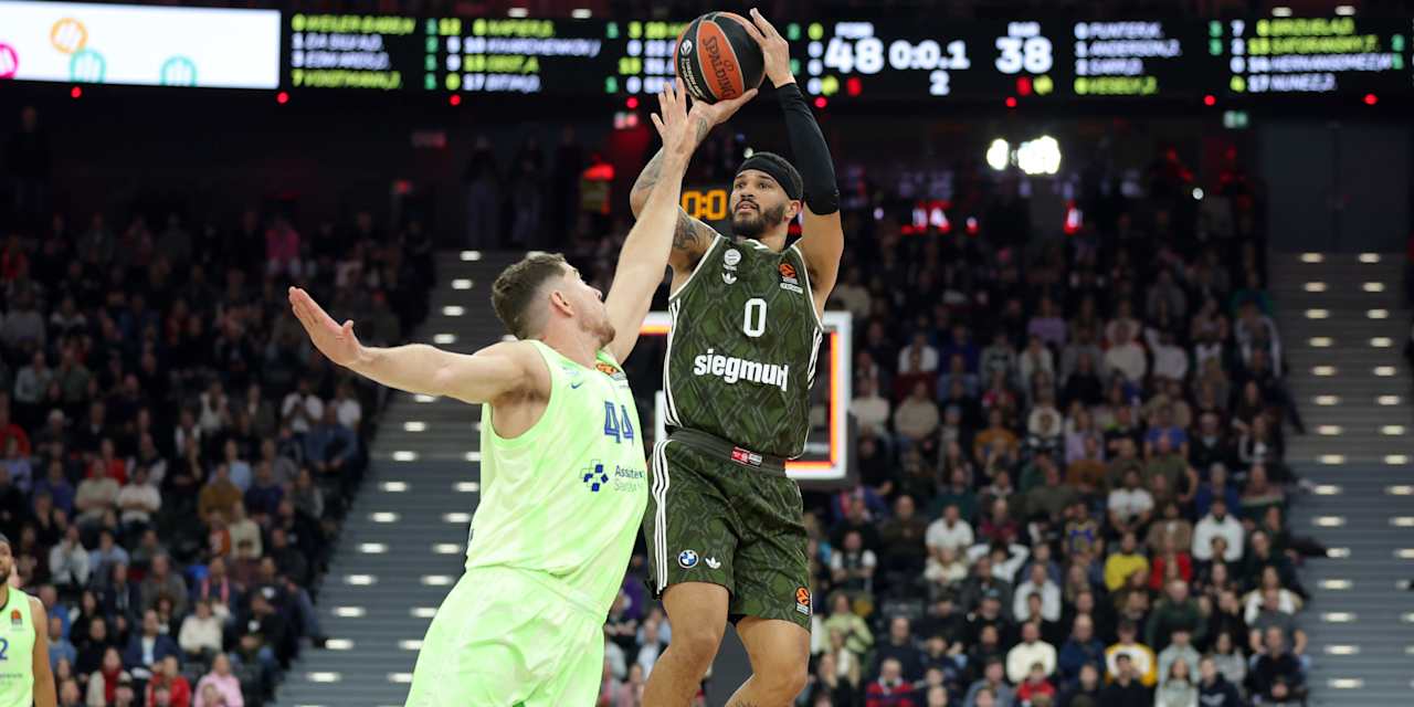 The FC Bayern Basketball won the EuroLeague first-leg game against FC Barcelona at the SAP Garden with a score of 100-78.