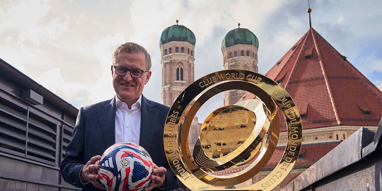 Jan-Christian Dreesen mit der Klub-WM-Trophäe in München