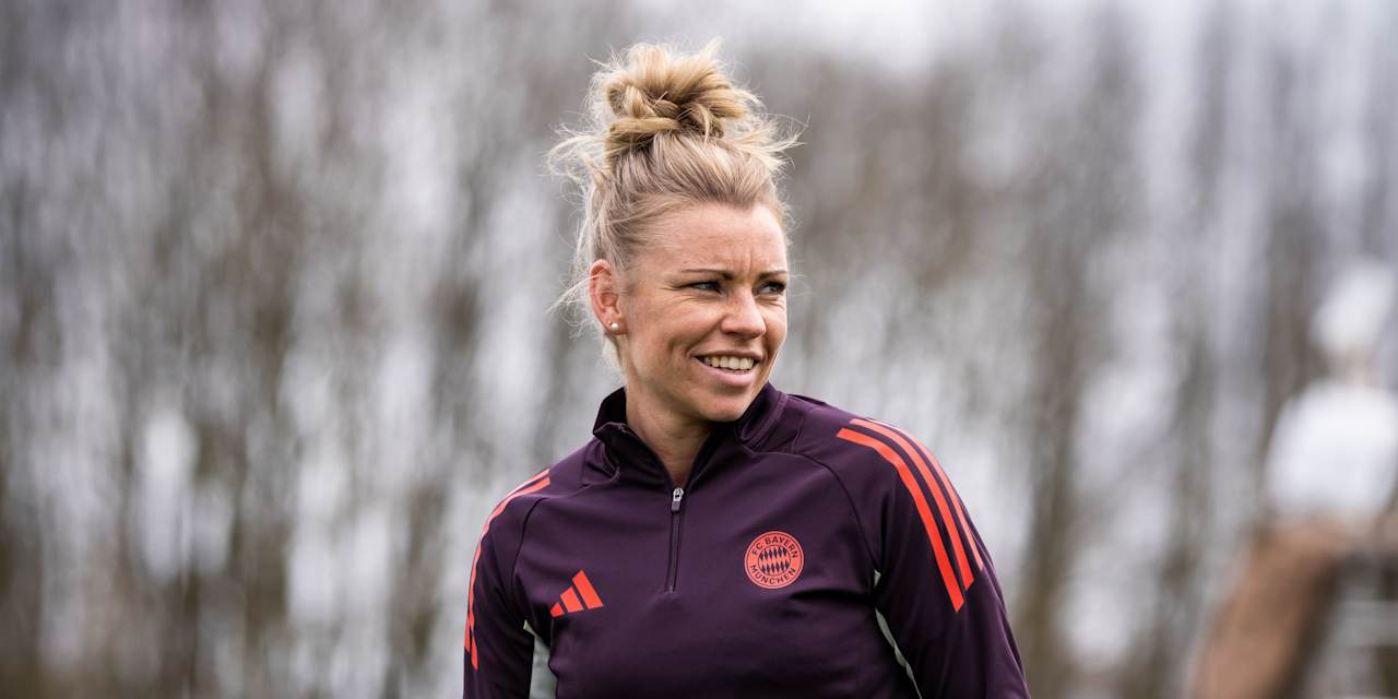 Linda Dallmann im Training der FC Bayern Frauen mit dem Ball am Fuß.