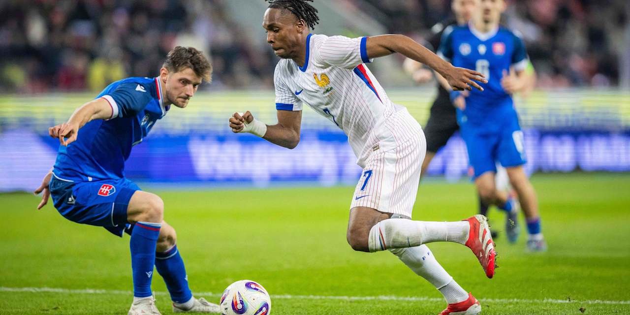 Mathys Tel with the ball at his feet in the U21 game between France and Slovakia.