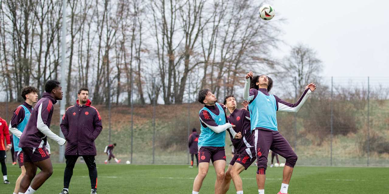 FCB-U19-Spieler Noah Codjo-Evora im Kampf um den Ball am FC Bayern Campus.