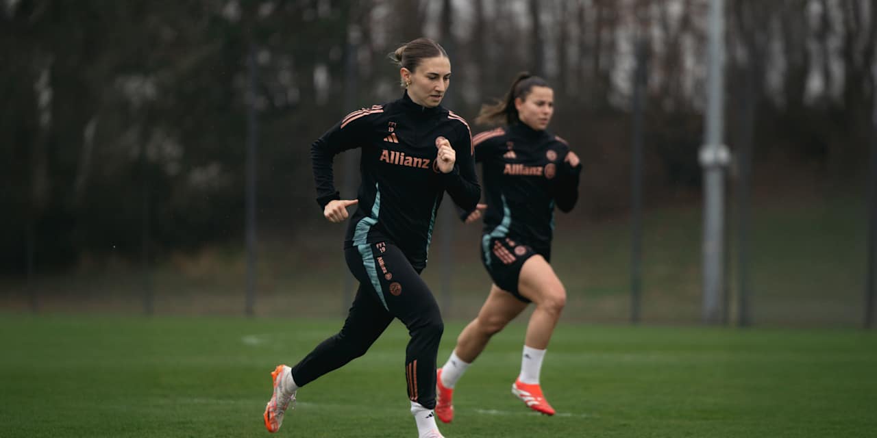 Lena Oberdorf und Katharina Naschenweng laufen im Mannschaftstrainings der FC Bayern Frauen.