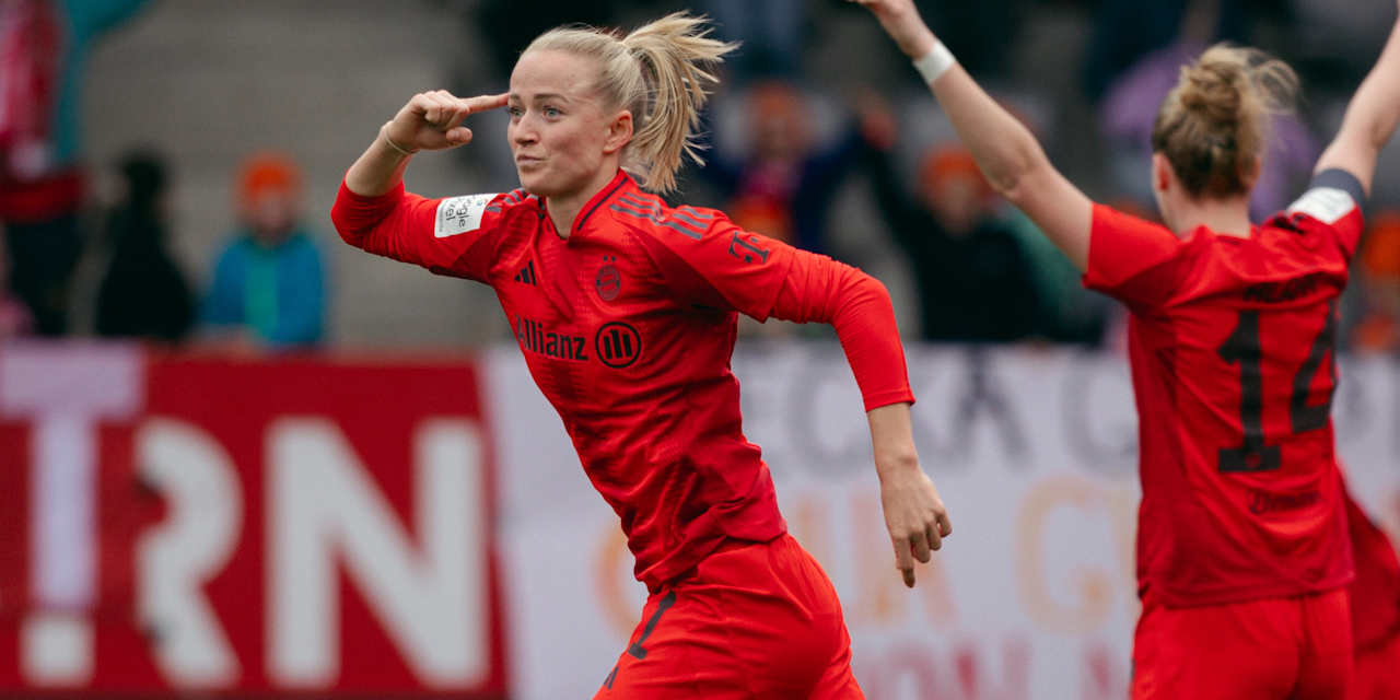 Lea Schüller celebrates her goal.