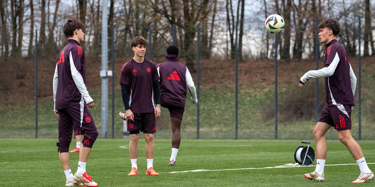 FCB-U19-Spieler Louis Richter jongliert den Ball am FC Bayern Campus.