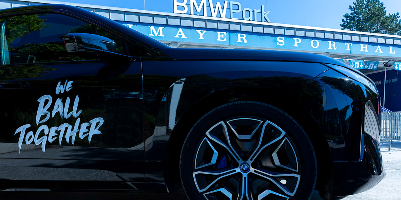 Ein BMW steht vor dem BMW Park München