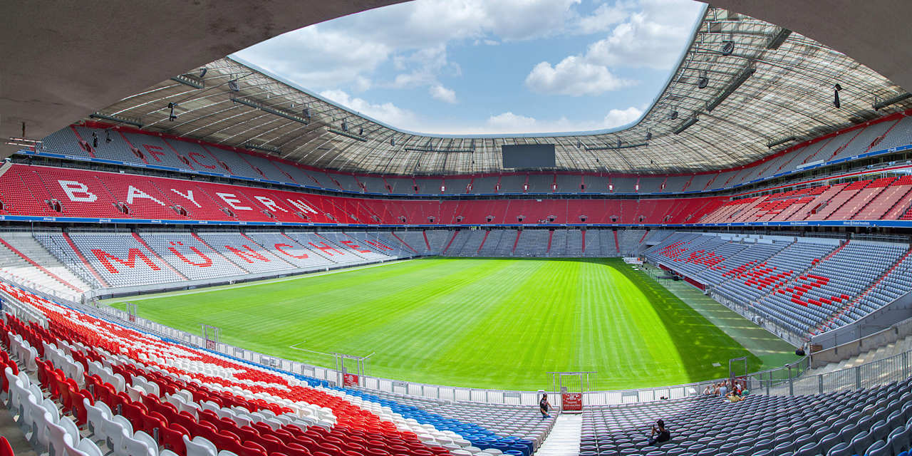 Blick auf das Spielfeld der Allianz Arena von der Nordtribüne