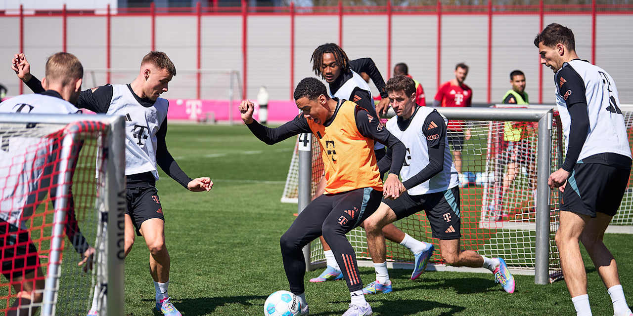 Jamal Musiala shields the ball against several opponents during FC Bayern's training session ahead of their visit to FC Augsburg