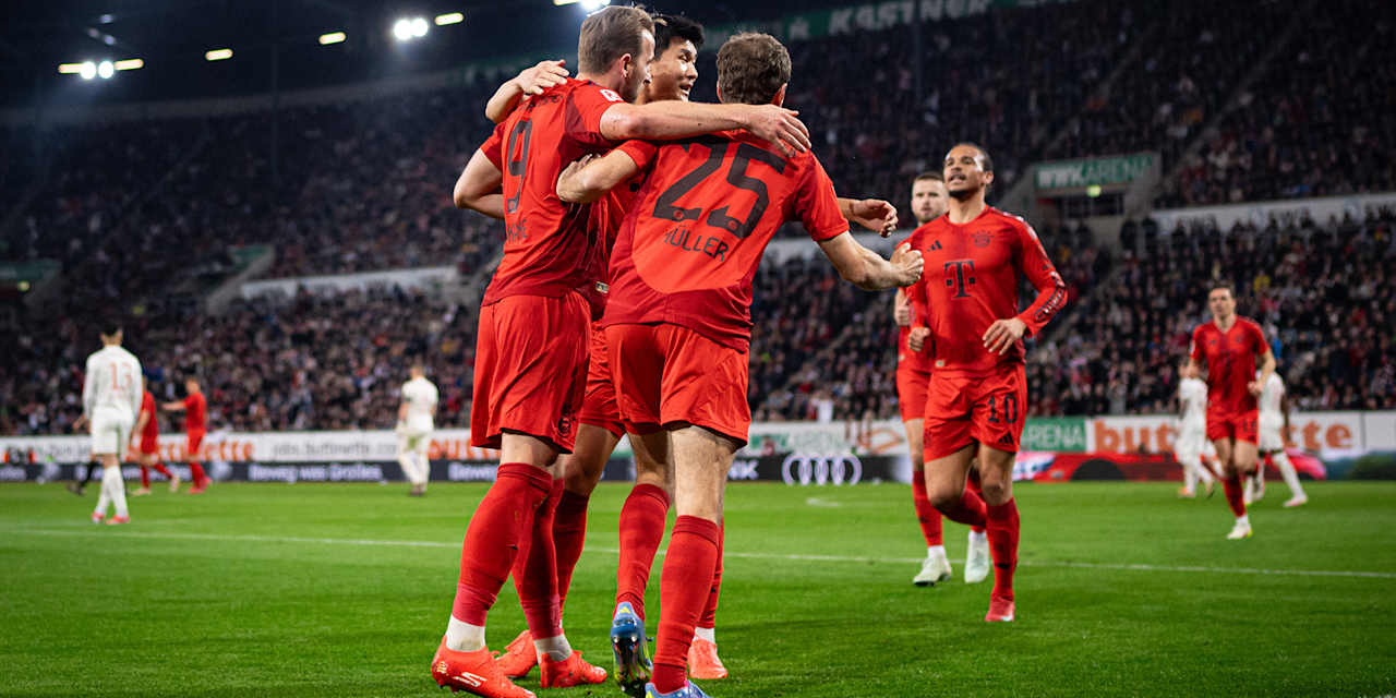 Die Mannschaft des FC Bayern jubelt über den Auswärtssieg beim FC Augsburg