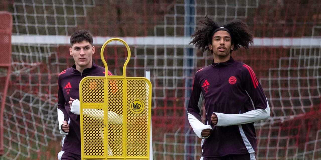 Die FCB-U19 läuft im Training am FC Bayern Campus über den Platz.