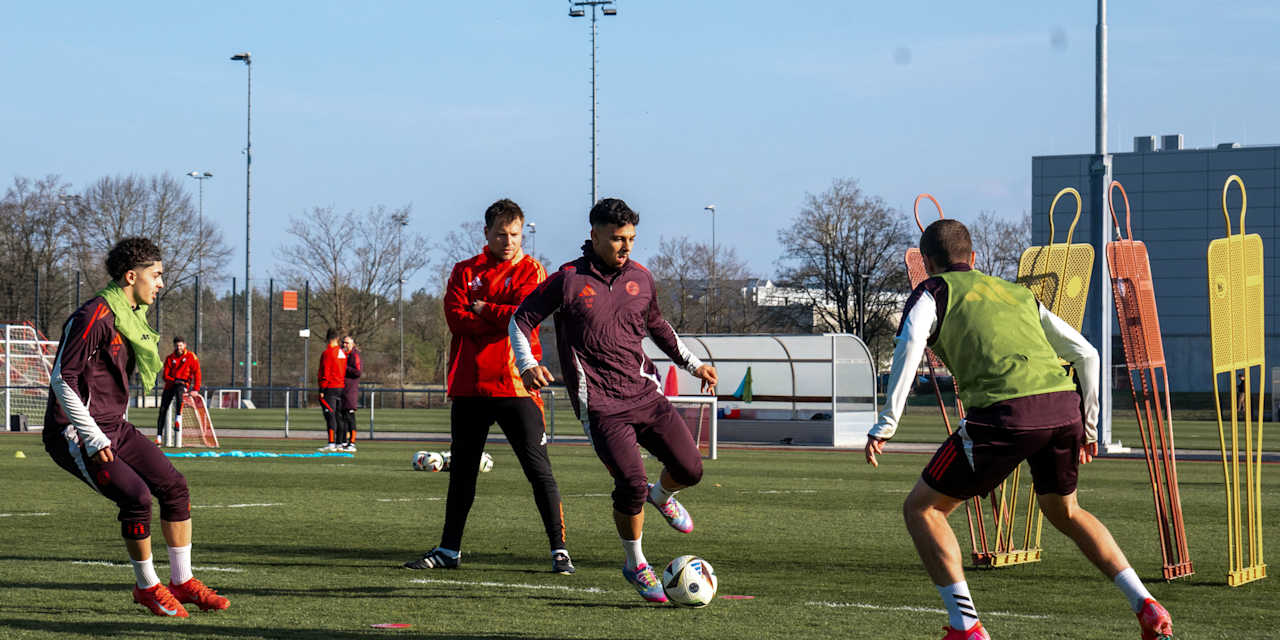 Die FCB-U19 während einer Einheit am FC Bayern Campus.