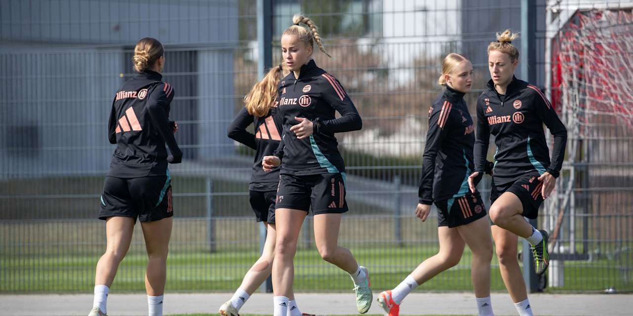 Giulia Gwinn im Training  der FC Bayern Frauen läuft im Warm Up über den Platz