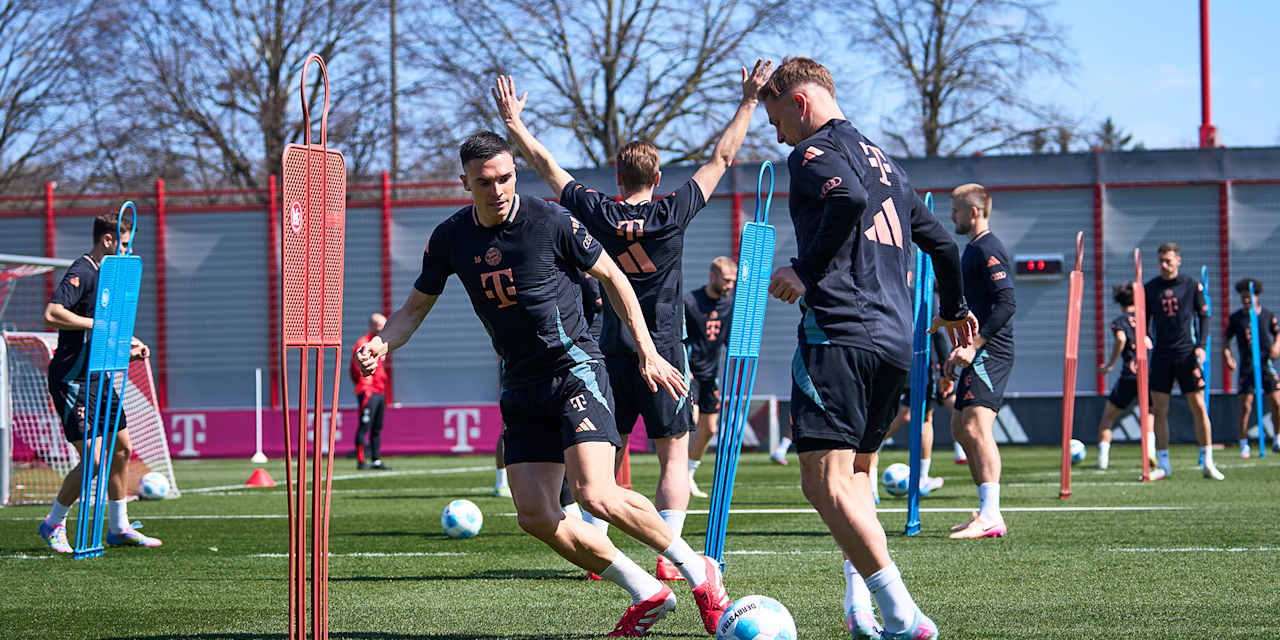 Joshua Kimmich am Ball, daneben Joao Palhinha im Training des FC Bayern