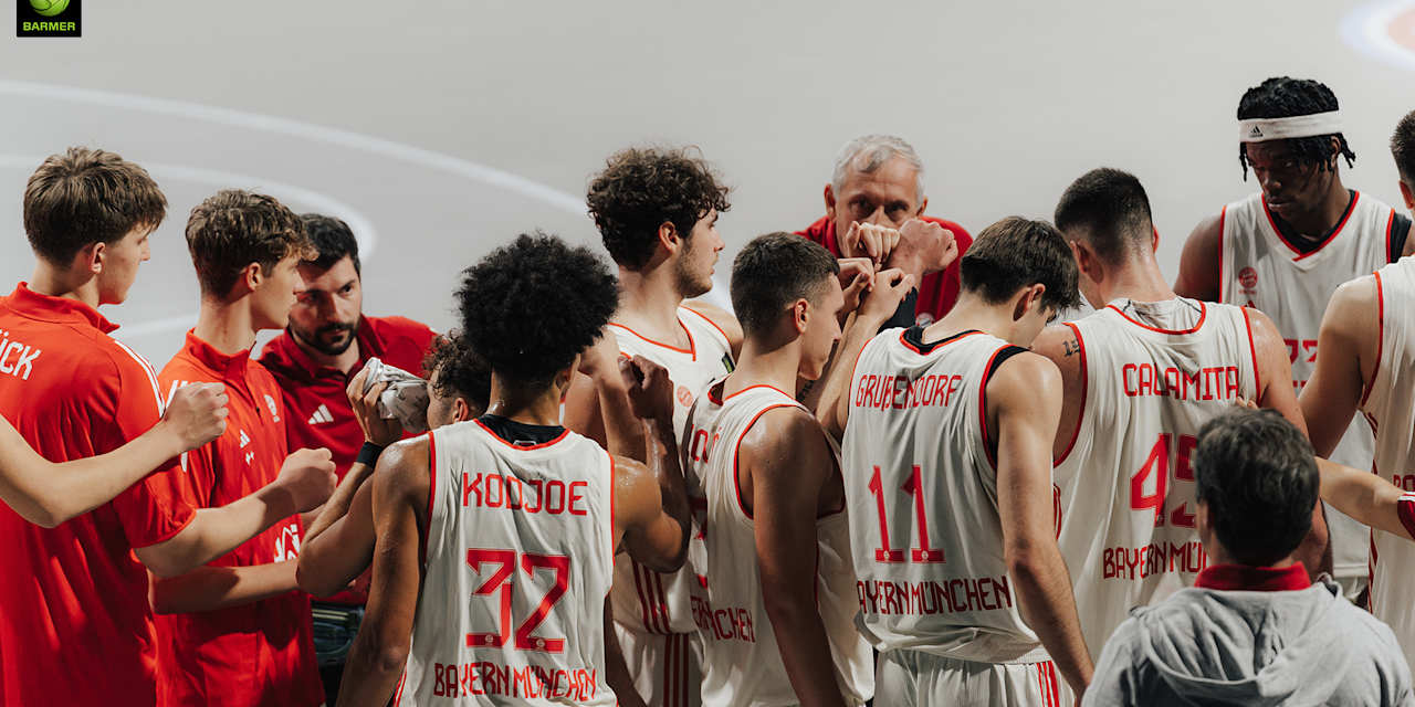 Team-Huddle-at-Urspring