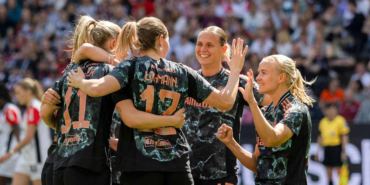 FC Bayern Women celebrate against Eintracht Frankfurt.